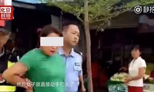 Người phụ nữ đanh đá bị hắt nước vào giày.