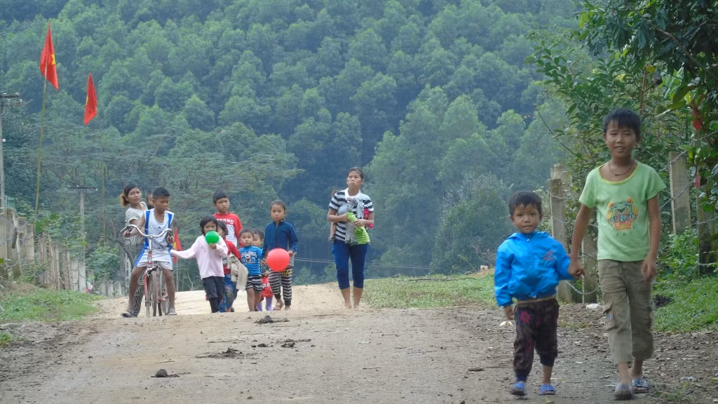 Sau nhiều năm được phát hiện và di cư ra nơi ở mới, hiện nay dân tộc Chứt tại bản Rà Tre đã có 41 hộ với 139 nhân khẩu, những con người ấy giờ đã có họ, có tên, có bản làng và đã biết đến cái chữ.