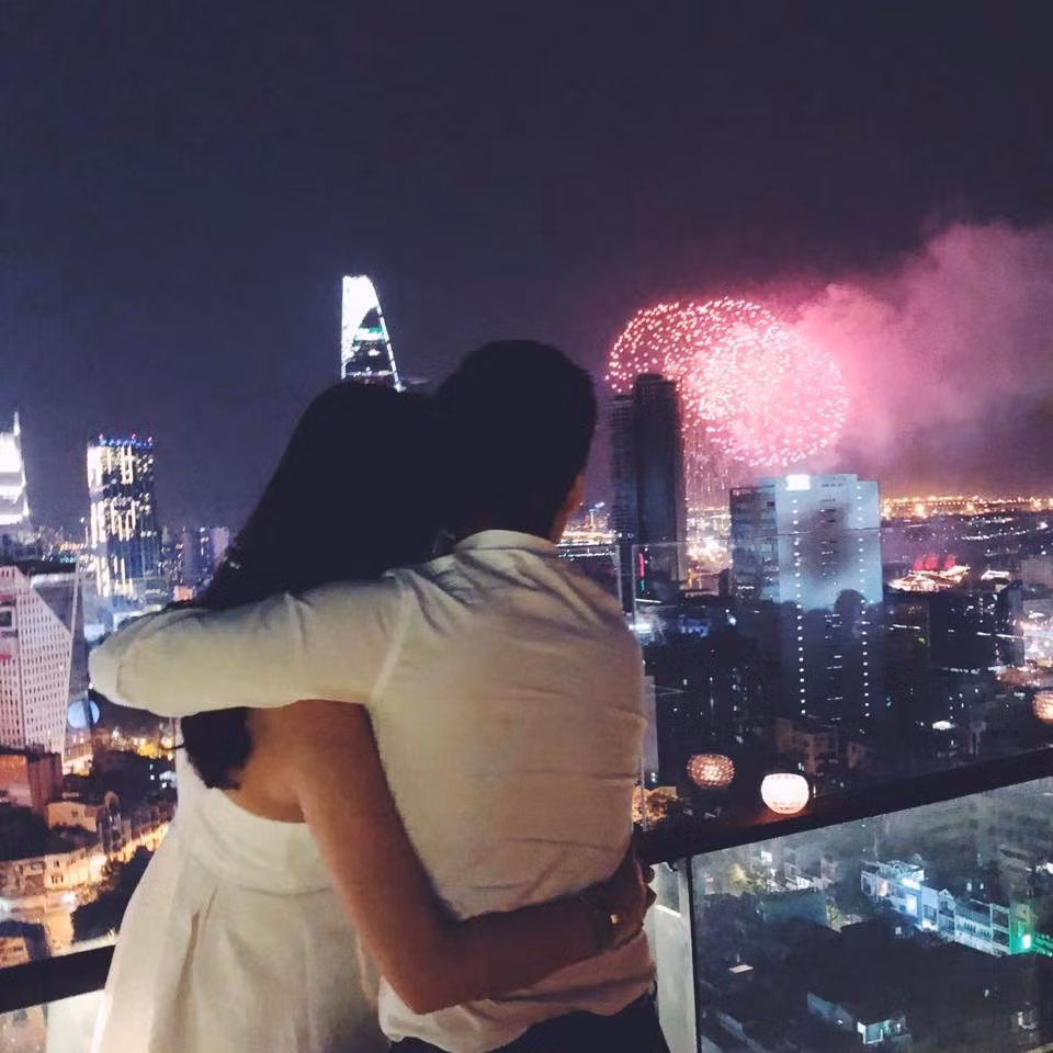 Đôi trẻ hạnh phúc bên nhau trong thời điểm chuyển giao sang năm mới 2018.