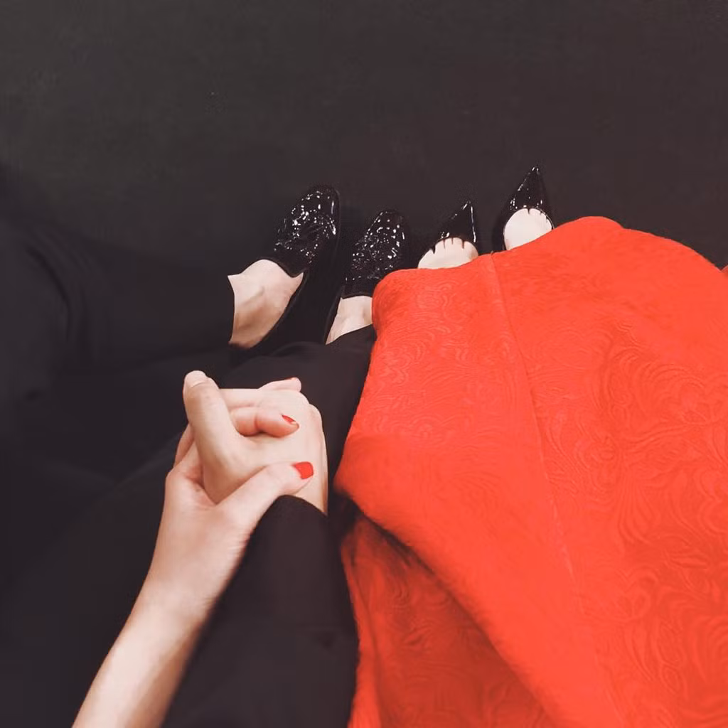 Cái nắm chặt tay đầy hạnh phúc của Phan Thành - Primmy Trương.