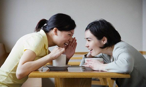 Đàn bà khôn ngoan sẽ không cho người ngoài biết túi mình có bao nhiêu tiền, càng không chụp ảnh tiền bạc đăng tải lên mạng xã hội để khoe khoang sự giàu có - Ảnh minh họa: Internet