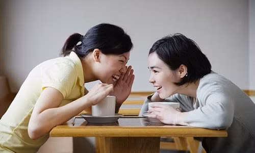 Đàn bà khôn ngoan sẽ không cho người ngoài biết túi mình có bao nhiêu tiền, càng không chụp ảnh tiền bạc đăng tải lên mạng xã hội để khoe khoang sự giàu có - Ảnh minh họa: Internet