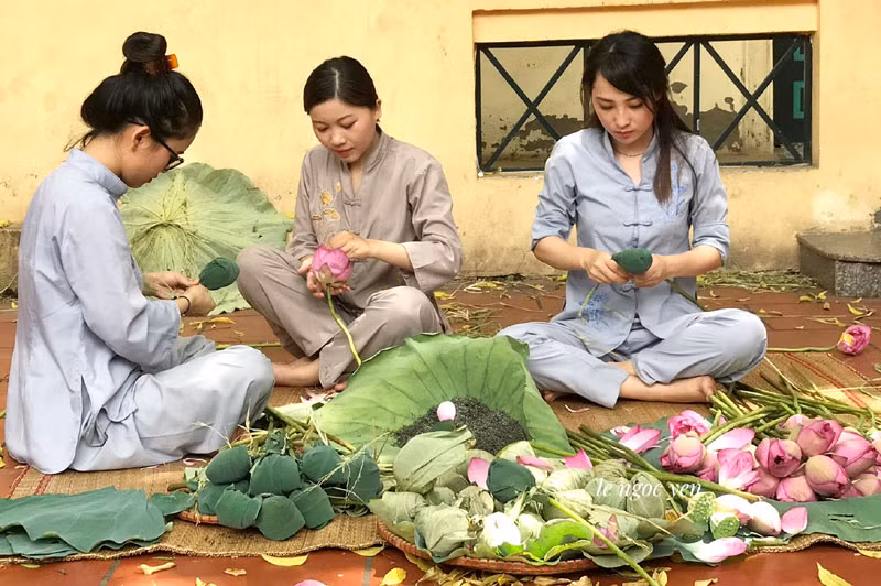 Nhiều cơ sở đang tất bật làm trà ướp hoa sen để kịp trả đơn hàng cho khách