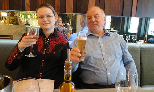 Điệp viên Skripal và con gái Yulia.
