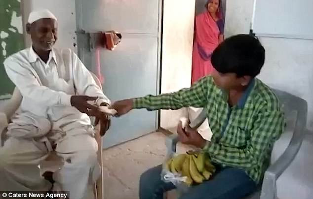 Mọi người mang trái cây cho Sohail Shah để đổi lại được cậu ban phước cho họ.