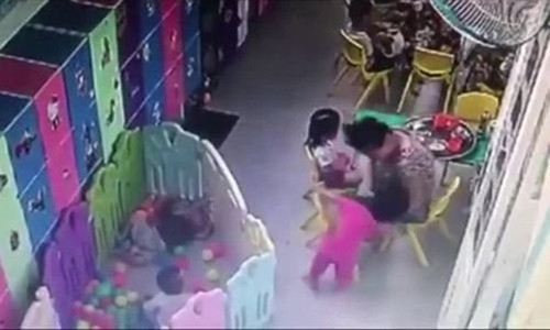 Cô giáo tát bé gái ngã xuống đất. (Ảnh cắt từ clip)