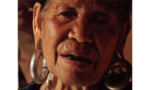 Phụ nữ Tà Ôi xưa làm đẹp bằng cách " cà răng, căng tai".