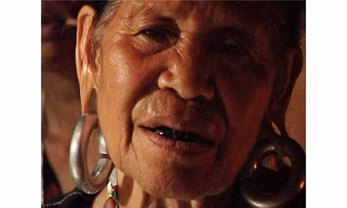 Phụ nữ Tà Ôi xưa làm đẹp bằng cách " cà răng, căng tai".