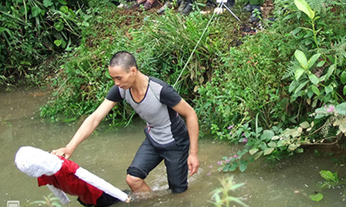 Sát thủ gây thảm án 4 người trong một gia đình ở Bát Xát, Lào Cai thực nghiệm lại vụ án. Ảnh: Thanh Tuấn