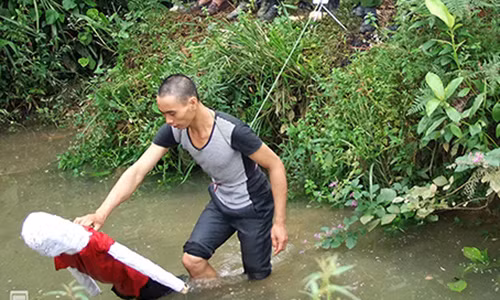 Sát thủ gây thảm án 4 người trong một gia đình ở Bát Xát, Lào Cai thực nghiệm lại vụ án. Ảnh: Thanh Tuấn