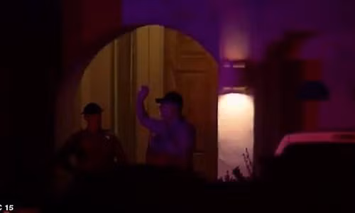 Bi bat don phong, be trai ban chet ba roi tu sat