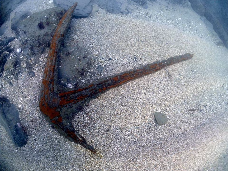 Súng đại bác và mỏ neo của tàu buôn President xuất hiện dưới đáy biển sau khi một cơn bão quét qua khu vực này.