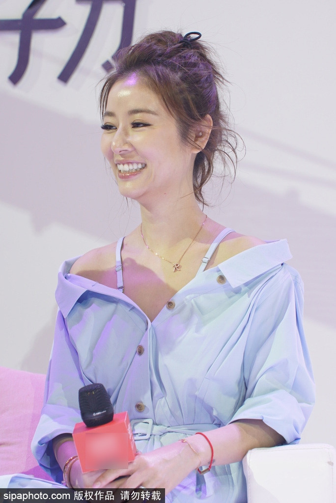 Xuất hiện trong một chương trình truyền hình trực tiếp của một nhãn hàng diễn ra ngày 7/3, Lâm Tâm Như trở thành tâm điểm chú ý.