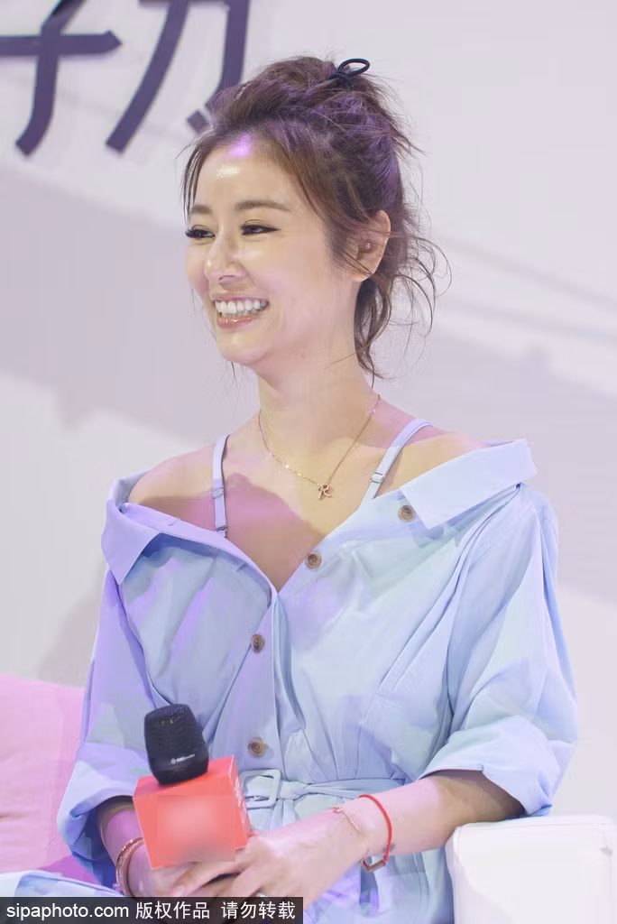 Xuất hiện trong một chương trình truyền hình trực tiếp của một nhãn hàng diễn ra ngày 7/3, Lâm Tâm Như trở thành tâm điểm chú ý.