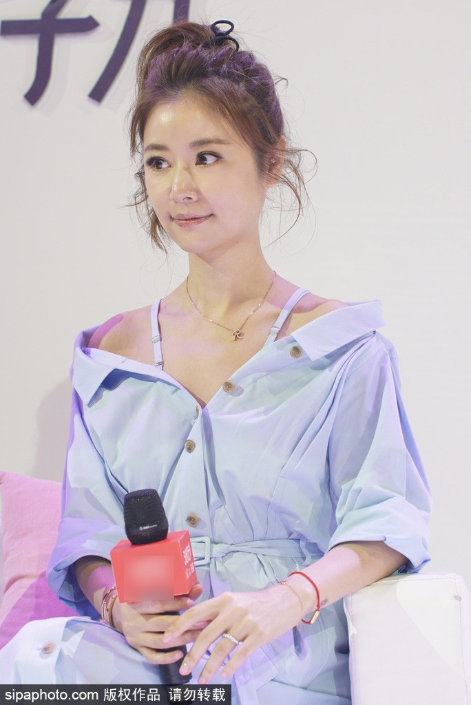 Nữ diễn viên Lâm Tâm Như diện váy xanh pastel trễ vai khoe vóc dáng mảnh mai và xương quai xanh quyến rũ. Trang điểm nhẹ nhàng, cột tóc đuôi ngựa giản dị, mẹ một con được khen sắc vóc và phong cách thời trang trẻ trung dù đã bước sang tuổi 42.