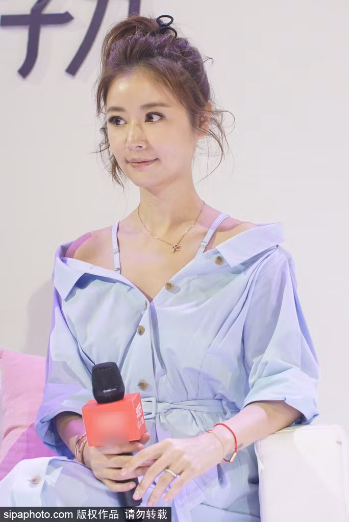 Nữ diễn viên Lâm Tâm Như diện váy xanh pastel trễ vai khoe vóc dáng mảnh mai và xương quai xanh quyến rũ. Trang điểm nhẹ nhàng, cột tóc đuôi ngựa giản dị, mẹ một con được khen sắc vóc và phong cách thời trang trẻ trung dù đã bước sang tuổi 42.