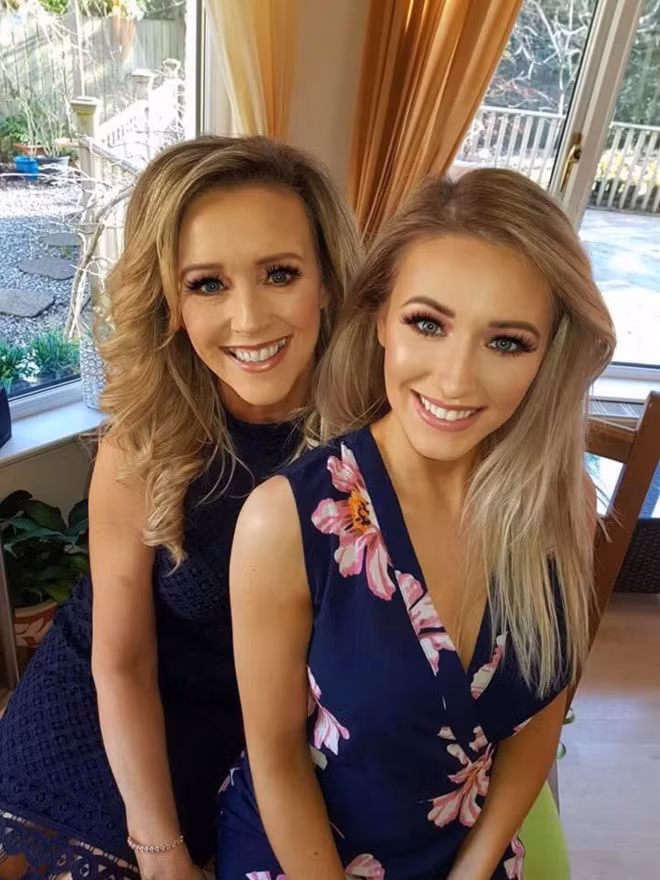 Vẻ trẻ trung không kém con gái của Laurie Meisak.