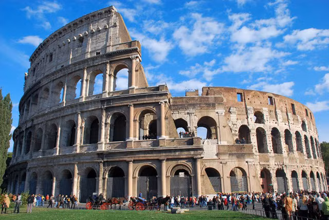 Du khach bi bat giu vi go gach tu di tich dau truong Colosseo