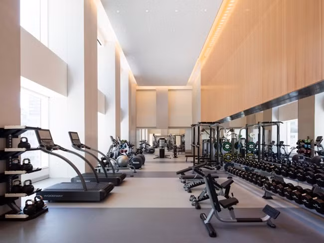 Tòa nhà có trung tâm thể dục riêng với các đồ dùng đạt tiêu chuẩn hạng sang.