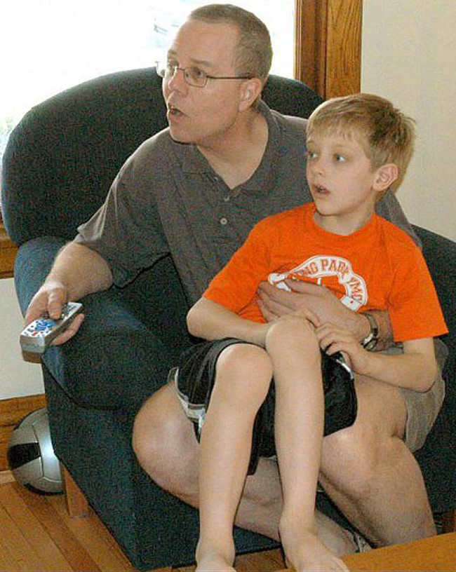 Người lớn thì chân to mà người nhỏ thì chân bé.