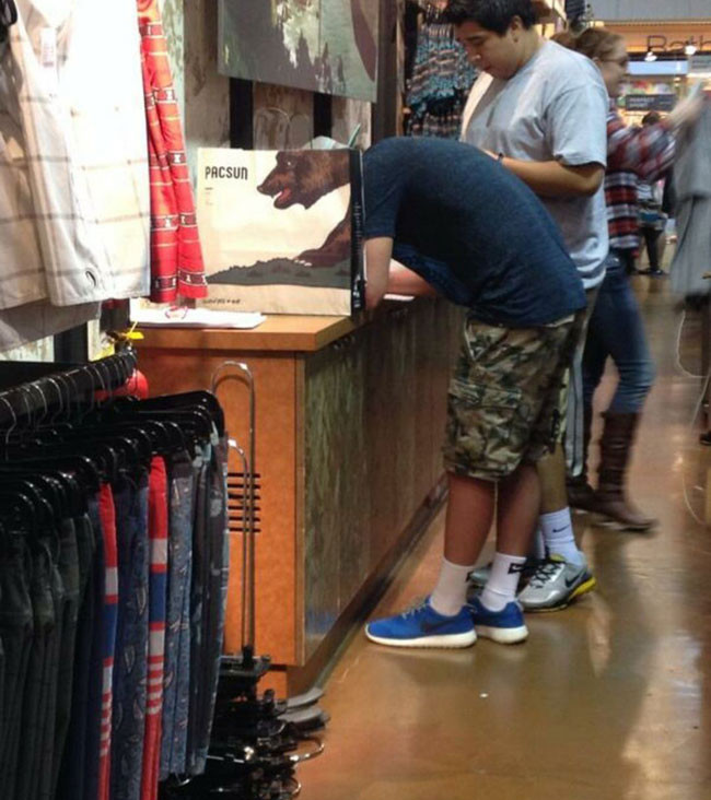 "Đầu óc đen tối" nhìn nhanh là dễ nhầm lẫn lắm nè.