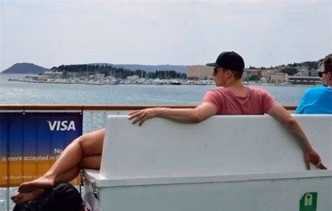 Sự thật không như những gì đang thấy đâu nhé.