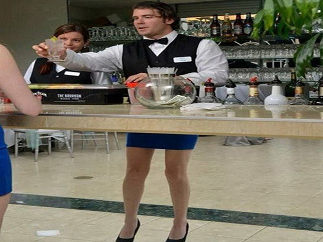 Sao người ta cứ nhìn anh cười vậy kìa.