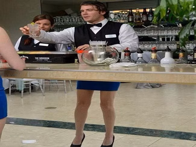 Sao người ta cứ nhìn anh cười vậy kìa.