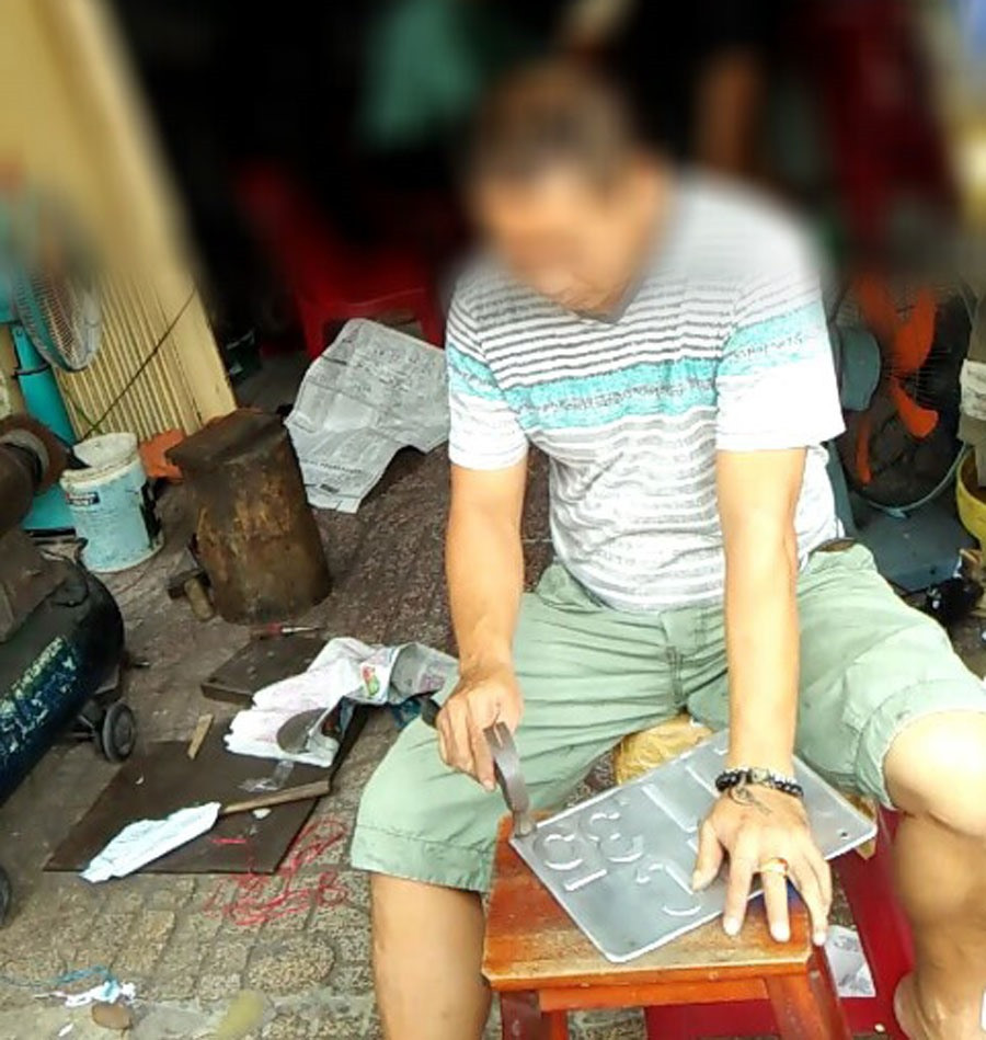 Quy trình làm biển số giả như thách thức luật pháp mà PV Lao Động trực tiếp chứng kiến! Ảnh: PV.