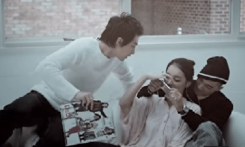 Chàng trai đau đớn khi bạn gái đã yêu bạn thân của mình. Ảnh minh họa.