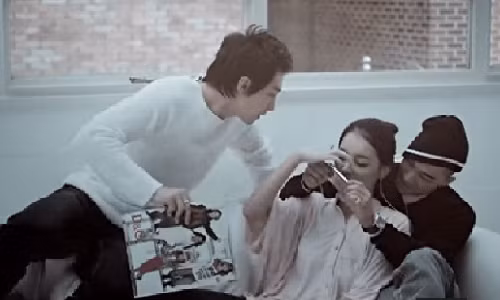 Chàng trai đau đớn khi bạn gái đã yêu bạn thân của mình. Ảnh minh họa.