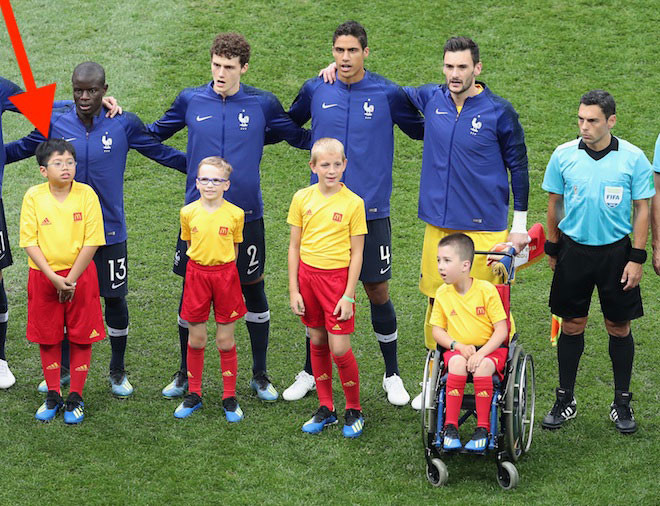 Cận cảnh Thanh Sơn đứng dưới sân vận động Luzhniki ngay trước Kante.