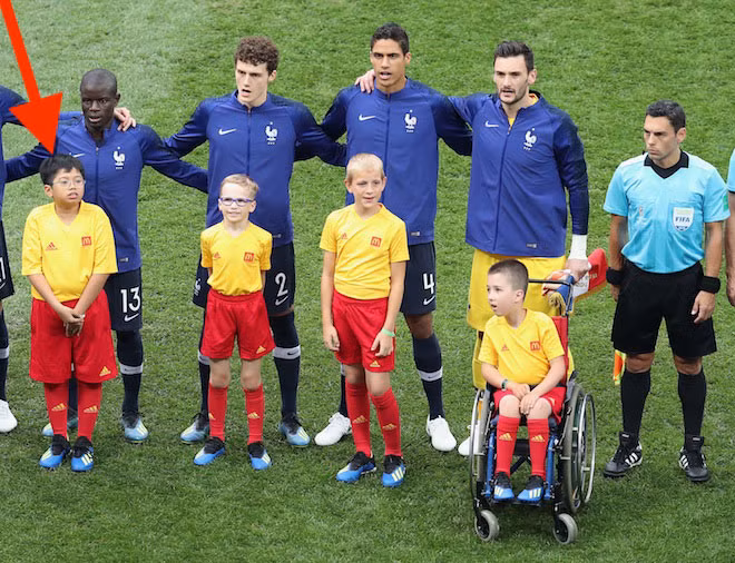 Cận cảnh Thanh Sơn đứng dưới sân vận động Luzhniki ngay trước Kante.