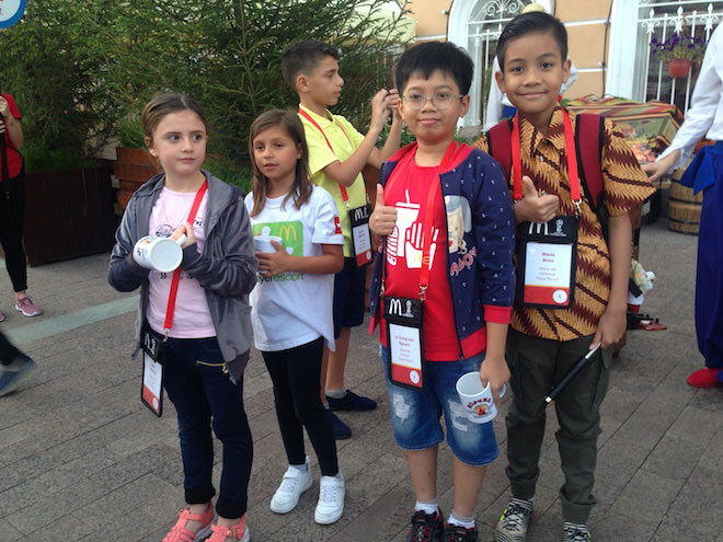 Thanh Sơn (áo đỏ) cùng các bạn trẻ khác đã tham gia nhiều hoạt động ở Moscow, Nga.