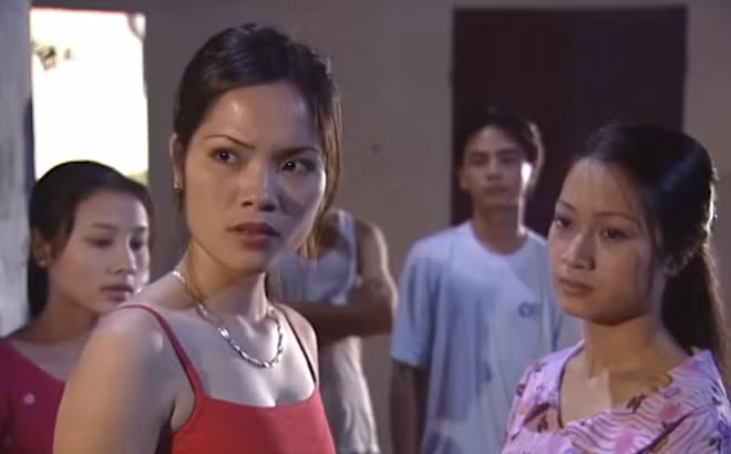 Trong số những nhân vật gây ấn tượng nhất trong phim "Phía trước là bầu trời" không thể không kể đến Trà "cave" do diễn viên Kiều Thanh đóng.