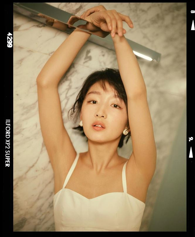 Sinh năm 1992, Châu Đông Vũ được đạo diễn tài ba họ Trương giao cho vai diễn trong "Chuyện tình cây táo gai", khi đó cô mới 18 tuổi. Gương mặt đậm chất Á đông, sống mũi cao thanh tú và khuôn miệng nhỏ xinh là những lợi thế giúp Châu Đông Vũ lần đầu đã gây ấn tượng với khán giả.