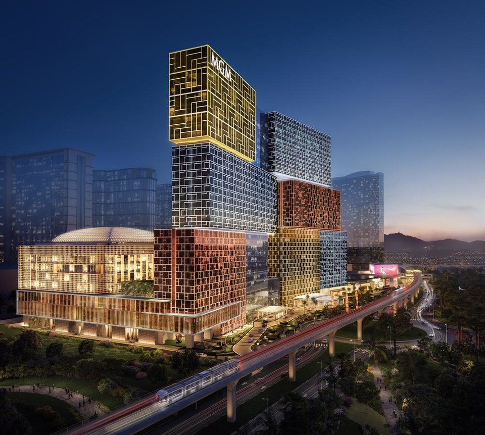 MGM Cotai là khu nghỉ dưỡng sòng bạc có 35 tầng với 1.390 phòng cùng nhiều dịch vụ giải trí gồm rạp hát trị giá 100 triệu USD có thể thay đổi nhiều công năng để tổ chức show thời trang, hòa nhạc hay câu lạc bộ đêm. Ở đây cũng có bộ sưu tập nghệ thuật châu Á truyền thống và đương đại trị giá 12,7 triệu USD, 9 nhà hàng cao cấp và spa đẳng cấp thế giới. Mặt tiền của MGM Cotai được thiết kế bởi hơn 35 kiến trúc sư, trông giống như các hộp đựng trang sức kiểu Trung Quốc.