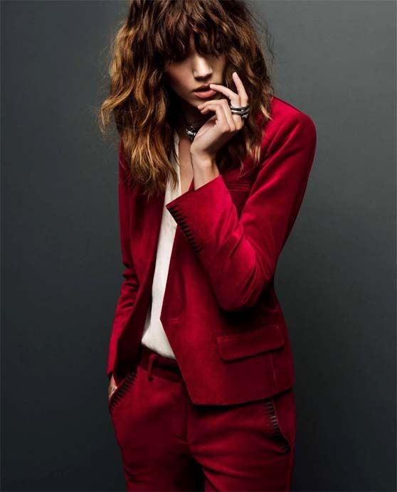 Dựa vào chính cảm nhận của bản thân Rập khuôn theo các nguyên tắc thời trang kinh điển, hay nghe ý kiến của quá nhiều người khi chọn trang phục, chính là những sai lầm phái nữ thường mắc phải. Điều này rất xa lạ với các tín đồ thời trang, vì họ luôn biết điều gì phù hợp nhất với mình. Biến một chiếc áo khoác dài kèm dây đai thành váy, hay mặc ngược một chiếc đầm hở lưng, không gì là không thể trong thế giới thời trang. Cũng chính vì thế, một món đồ thời trang chỉ thật sự đẹp khi người mặc đưa chính phong cách cá nhân của mình vào đó.