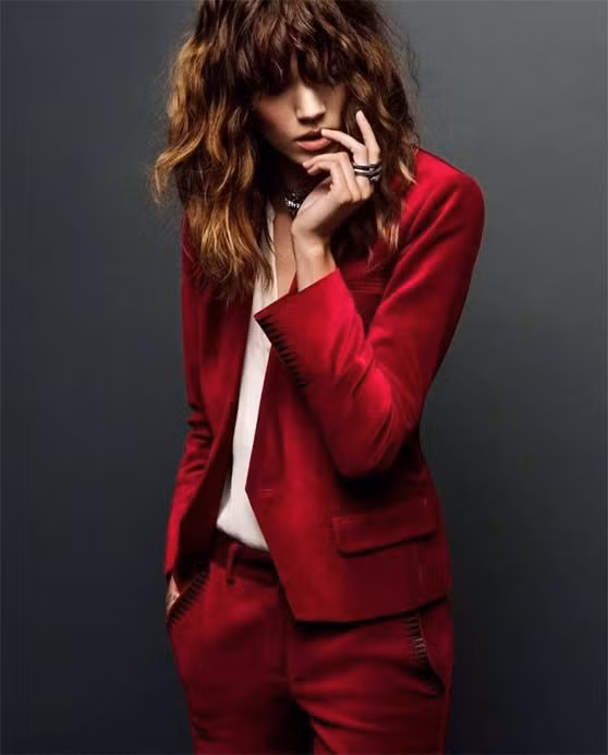 Dựa vào chính cảm nhận của bản thân Rập khuôn theo các nguyên tắc thời trang kinh điển, hay nghe ý kiến của quá nhiều người khi chọn trang phục, chính là những sai lầm phái nữ thường mắc phải. Điều này rất xa lạ với các tín đồ thời trang, vì họ luôn biết điều gì phù hợp nhất với mình. Biến một chiếc áo khoác dài kèm dây đai thành váy, hay mặc ngược một chiếc đầm hở lưng, không gì là không thể trong thế giới thời trang. Cũng chính vì thế, một món đồ thời trang chỉ thật sự đẹp khi người mặc đưa chính phong cách cá nhân của mình vào đó.