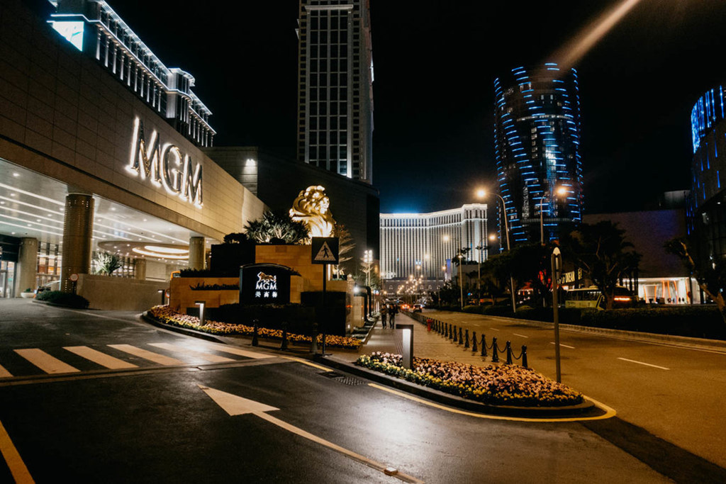 Tập đoàn MGM China vừa mở siêu nghỉ dưỡng sòng bạc mới MGM Cotai trị giá 3,4 tỷ USD ở Macau nhắm tới tầng lớp trung lưu đang lên của Trung Quốc - nhóm người được dự báo sẽ tăng từ 430 triệu người lên hơn 780 triệu người trong thập kỷ tới. Macau hiện là kinh đô sòng bạc lớn nhất thế giới với doanh thu 33 tỷ USD vào năm ngoái, gấp 3 lần so với các sòng bạc tại Las Vegas của Mỹ. Hiện tại, Macau có hơn 10 khu nghỉ dưỡng sòng bạc.