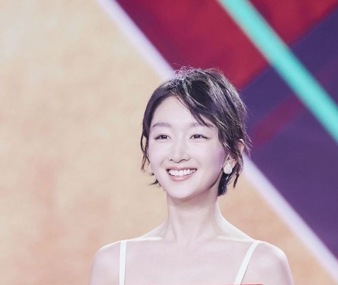 Gần 30 tuổi nhưng cô vẫn rất trẻ trung, rạng ngời với đôi mắt cười và gương mặt trẻ thơ.