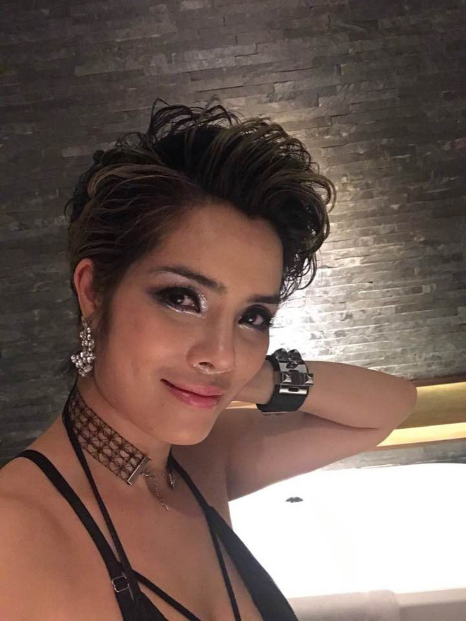 Cô sẵn sàng thử nghiệm những kiểu tóc và trang phục vô cùng "độc - dị - lạ" mà không phải bất cứ người phụ nữ nào cũng đủ can đảm để thử.