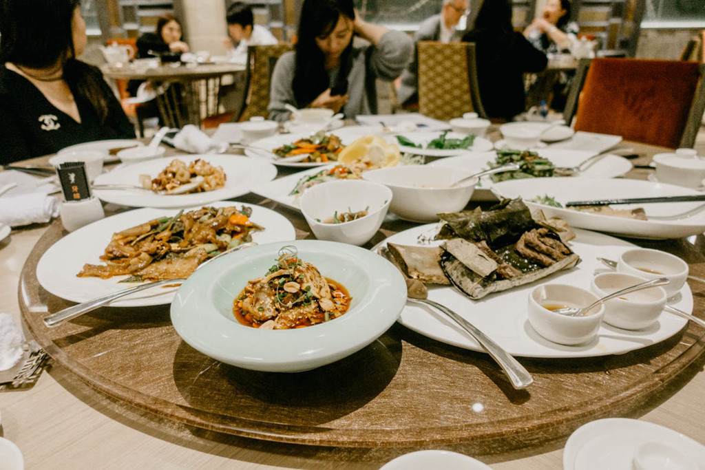 Tại đây có 9 nhà hàng cao cấp với điểm nhấn là món ăn Trung Quốc.