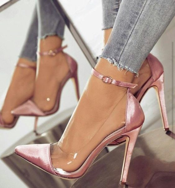 Chọn giày màu sáng hoặc màu nude Những đôi giày cao gót cổ điển màu vàng, xanh da trời, đỏ hay nude sẽ luôn luôn đẹp, cho dù chúng đắt tiền hay không. Và những đôi giày như vậy sẽ tăng thêm điểm cộng cho hình ảnh của bạn.