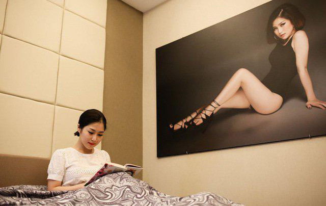 Hương Tràm chia sẻ phòng ngủ là nơi mình thích nhất trong nhà bởi đây là nơi riêng tư cũng như yên tĩnh để cô có thể nghỉ ngơi, thư giãn sau những buổi đi diễn. Bức ảnh mà giọng ca Ngốc ưng ý nhất được treo ngay cạnh giường ngủ.