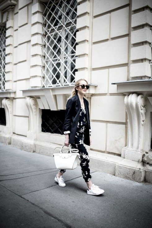 Thể hiện phong cách của người mặc Nên nhớ rằng bạn không thể thay đổi phong cách trong một ngày, một giờ. Quần áo bạn mặc phản ánh phong cách cá nhân mà bạn muốn sở hữu. Nếu chọn phong cách “preppy”, hãy kết hợp áo khoác hoặc polo với quần âu xắn lai. Nếu thích mặc áo T-shirt đơn giản mỗi ngày, hãy thử khoác thêm một chiếc áo cardigan mỏng hoặc choàng thêm một chiếc khăn cổ. Bạn có thể đeo thêm một loại trang sức làm điểm nhấn.