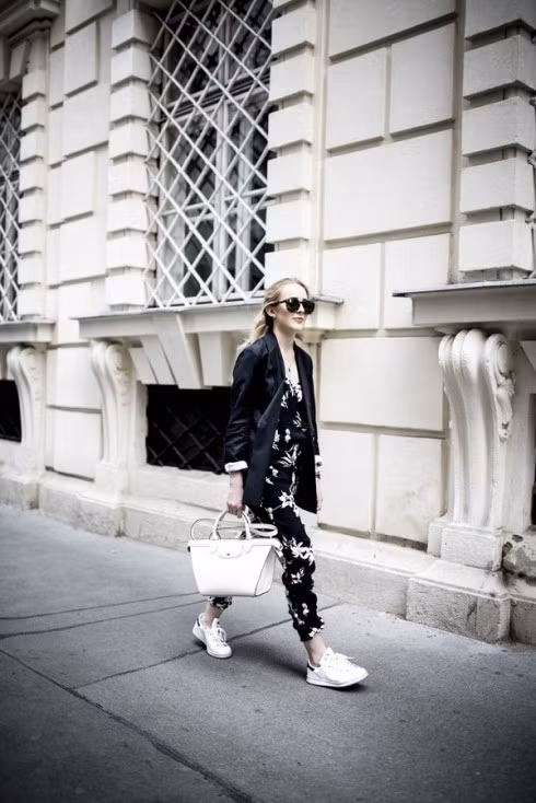 Thể hiện phong cách của người mặc Nên nhớ rằng bạn không thể thay đổi phong cách trong một ngày, một giờ. Quần áo bạn mặc phản ánh phong cách cá nhân mà bạn muốn sở hữu. Nếu chọn phong cách “preppy”, hãy kết hợp áo khoác hoặc polo với quần âu xắn lai. Nếu thích mặc áo T-shirt đơn giản mỗi ngày, hãy thử khoác thêm một chiếc áo cardigan mỏng hoặc choàng thêm một chiếc khăn cổ. Bạn có thể đeo thêm một loại trang sức làm điểm nhấn.