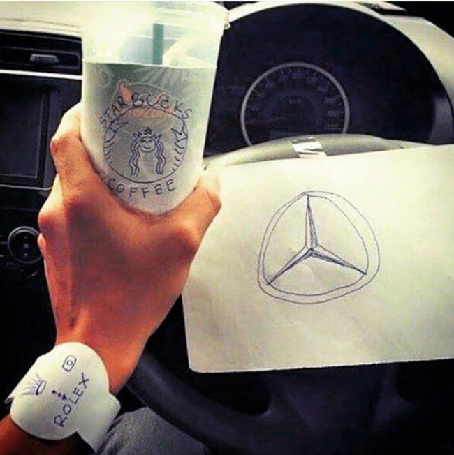 Khoe ảnh dùng toàn "hàng hiệu" luôn nhé.