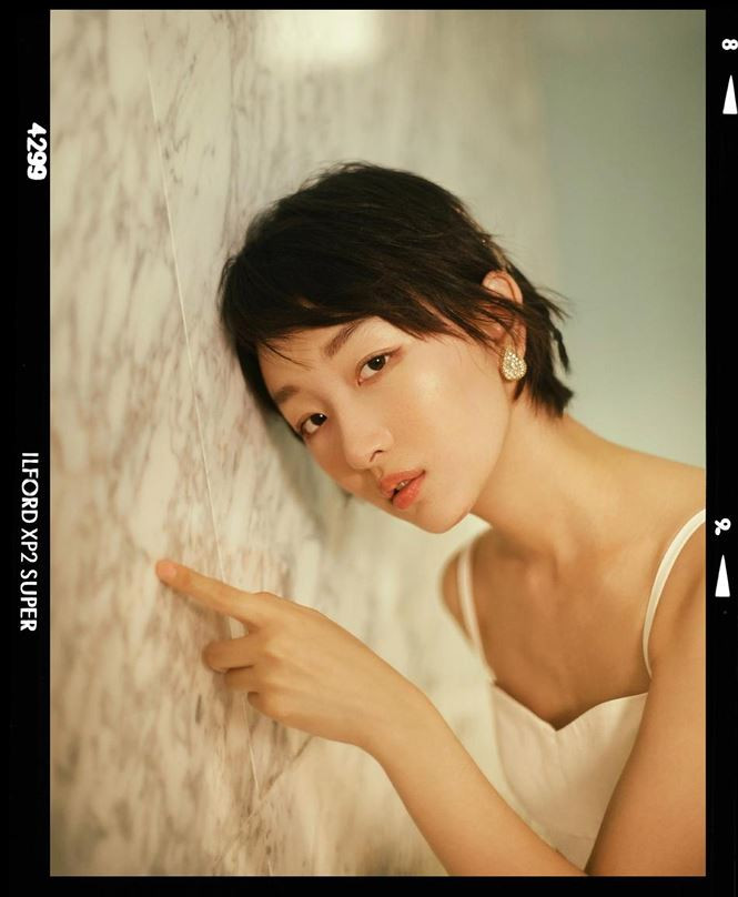 Nữ diễn viên 26 tuổi được xem là nàng thơ mới có khả năng kế thừa dàn đại hoa đán một thời của showbiz Hoa ngữ như Châu Tấn, Từ Tịnh Lôi, Triệu Vy và Chương Tử Di...