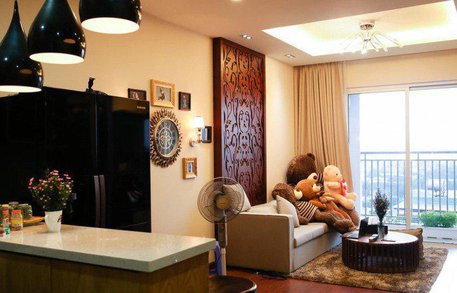 Căn hộ của Hương Tràm tọa lạc tại quận 4, TP.HCM. Ngoài những đồ đạc, nội thất đắt tiền Hương Tràm còn sử dụng gam màu gam màu trắng đen để trang trí cho từng phần của căn hộ. Riêng phòng khách của ngôi nhà được đặt gần ban công và đặc biệt từ phòng khách này có thể nhìn ra xa, hóng gió trời. Bức tường gỗ với hoa văn cầu kỳ cũng là điểm nhấn khiến phòng khách đỡ nhàm chán.